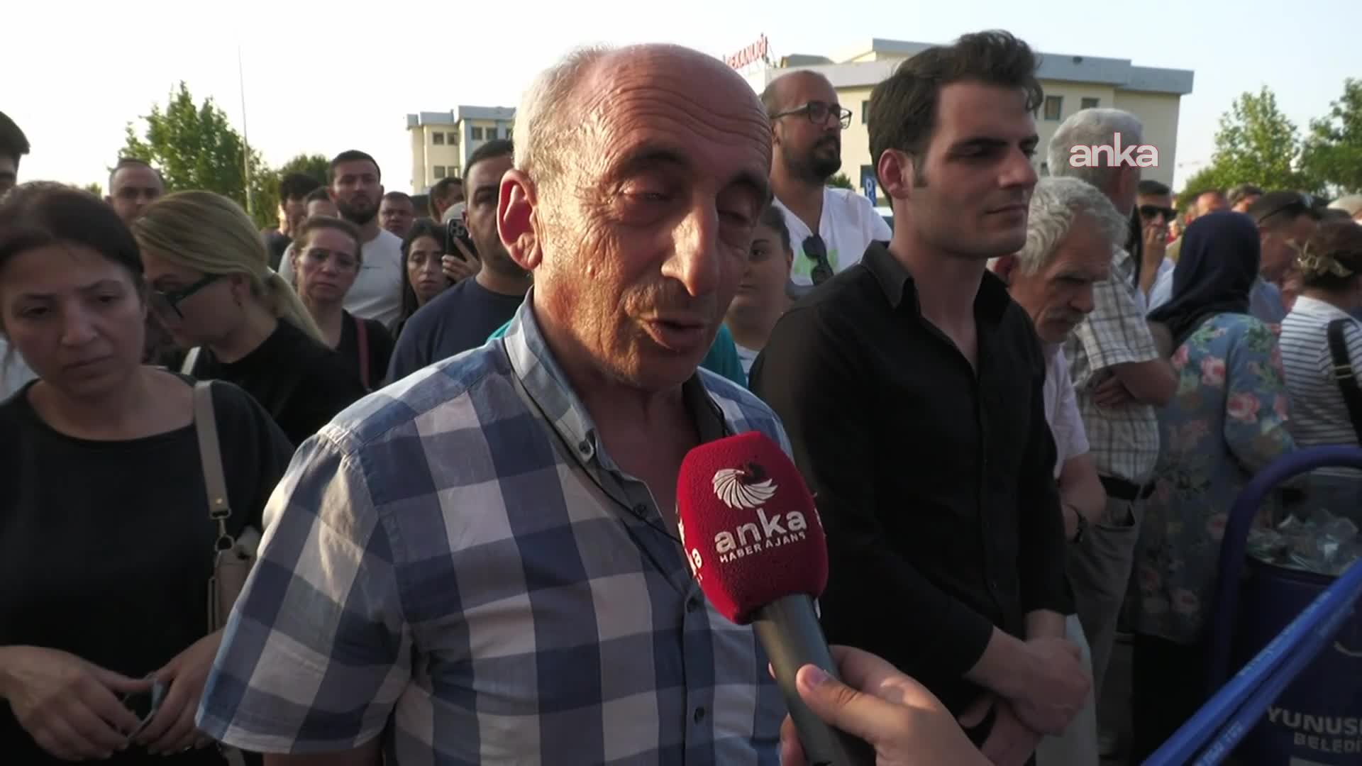 Ferdi Zeyrek'in hayatını kaybetmesinin ardından Manisalılar hastane önünde: 7’den 70’e çok üzgünüz