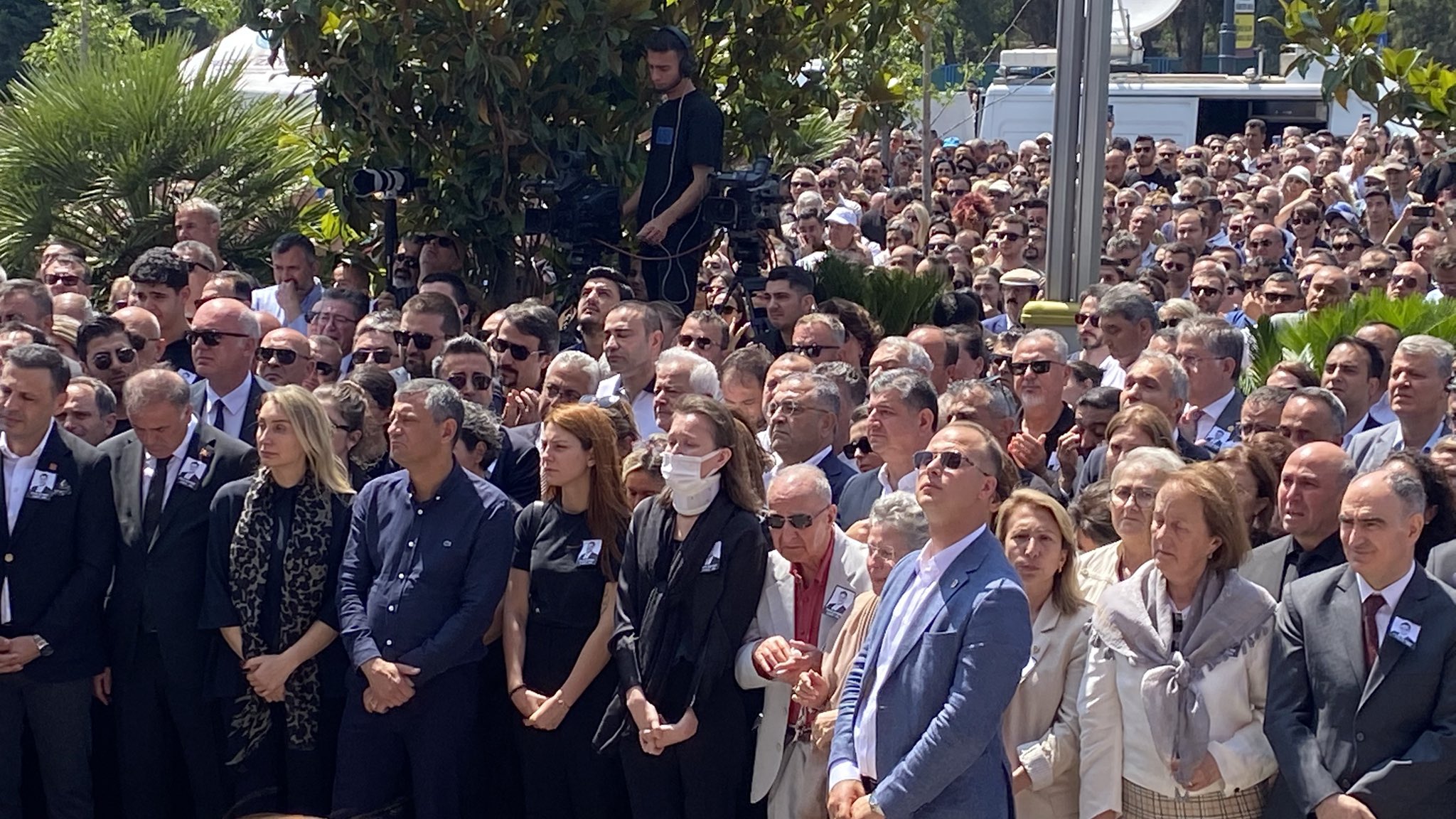 Ferdi Zeyrek son yolculuğuna uğurlanıyor: Belediye önünde tören düzenlendi, Özel göz yaşlarını tutamadı