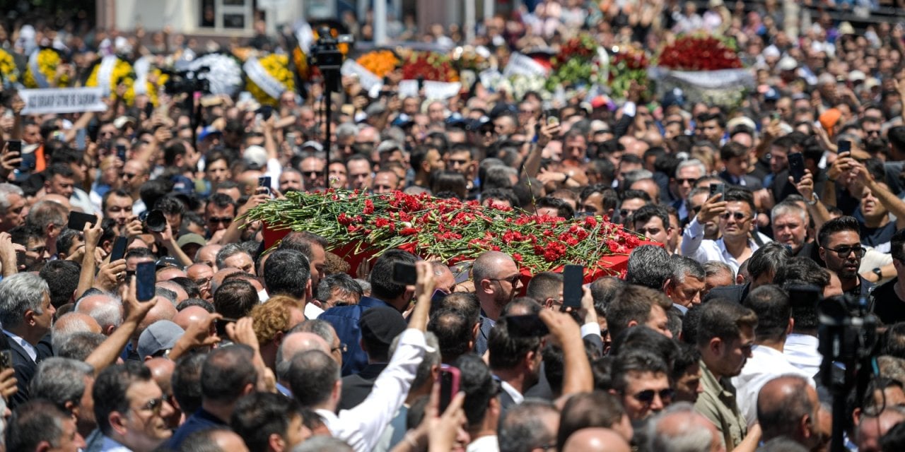 Binlerce Manisalı Ferdi Zeyrek'i son yolculuğuna uğurladı