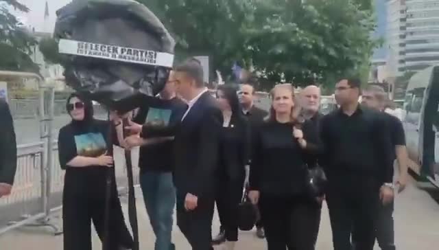 Gelecek Partisi, İsrail Başkonsolosluğu önüne siyah çelenk bıraktı