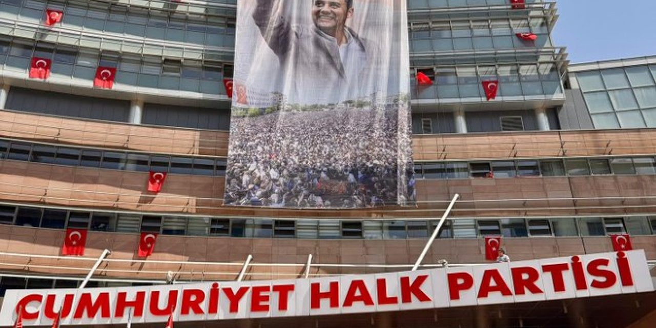 CHP Genel Merkezi binasına Ferdi Zeyrek’in fotoğrafı asıldı
