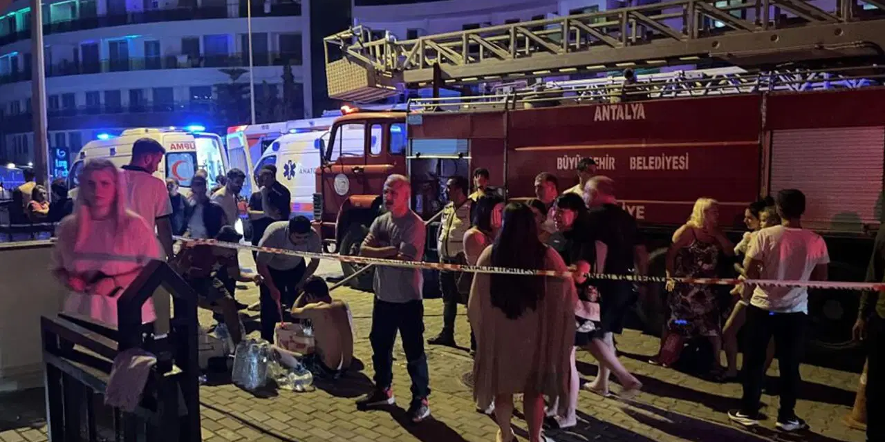 Alanya'da 5 yıldızlı otelde korkutan yangın: Turistler tahliye edildi