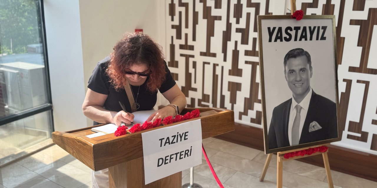 Manisalılar Ferdi Zeyrek’e taziye defterine yazdıklarıyla veda etti: "Halk ozanları Ferdi Zeyrek destanını yazsın"