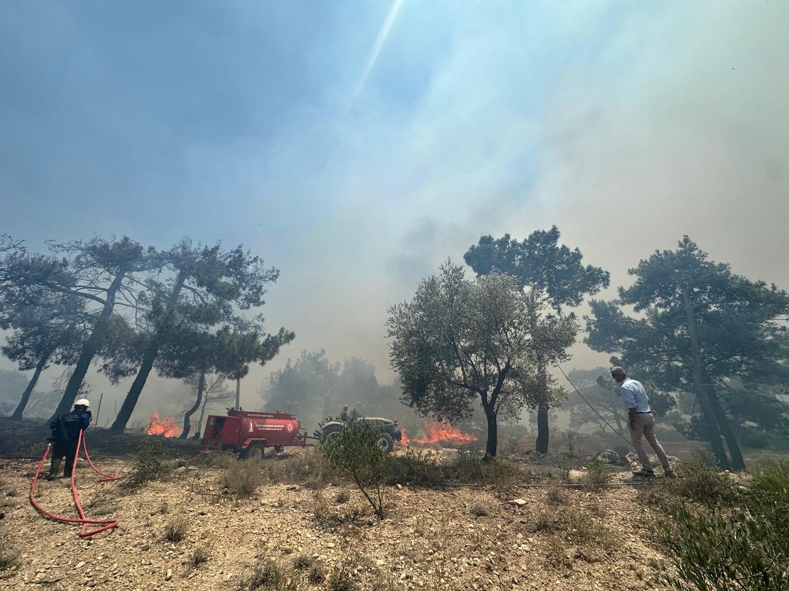 İzmir Foça ve Karaburun'da çıkan yangına havadan ve karadan müdahale devam ediyor
