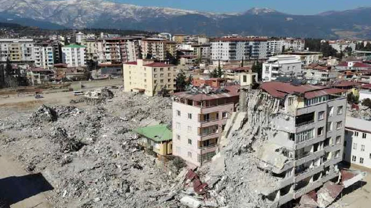 Depremde yıkılan Gözde Apartmanı davası: Müteahhit kolon kesildiği iddia etti