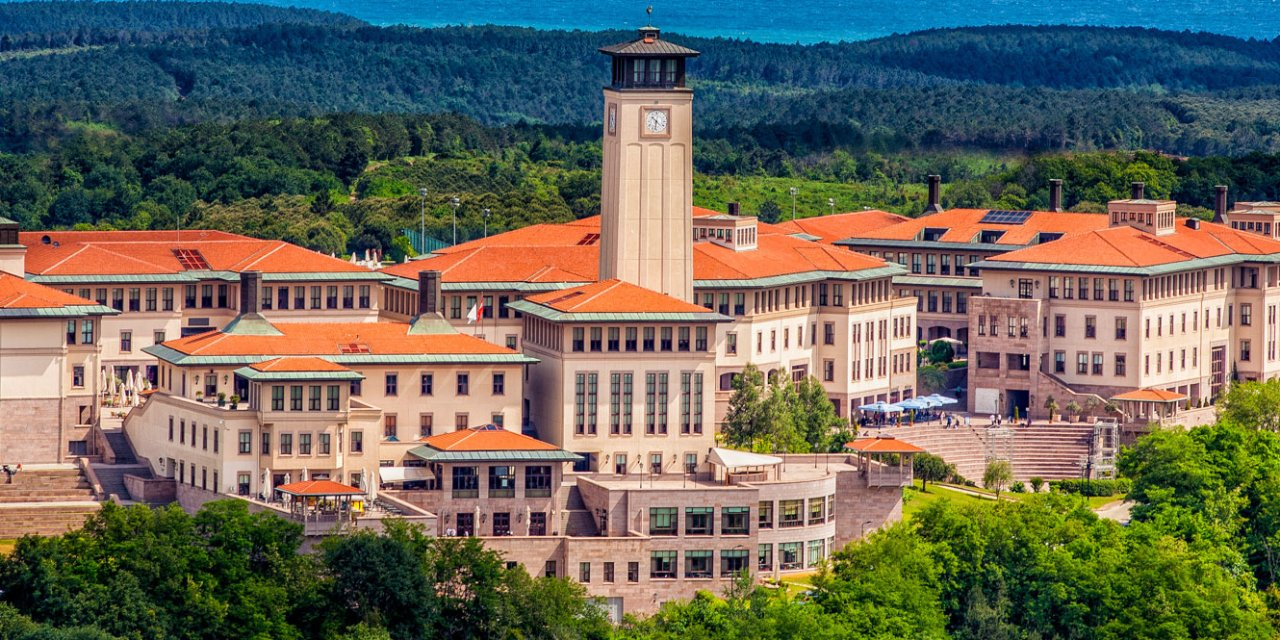 Koç Üniversitesi’nde ‘Katil İsrail' yazısına ve 'gökkuşağı' merdivenlerine soruşturma