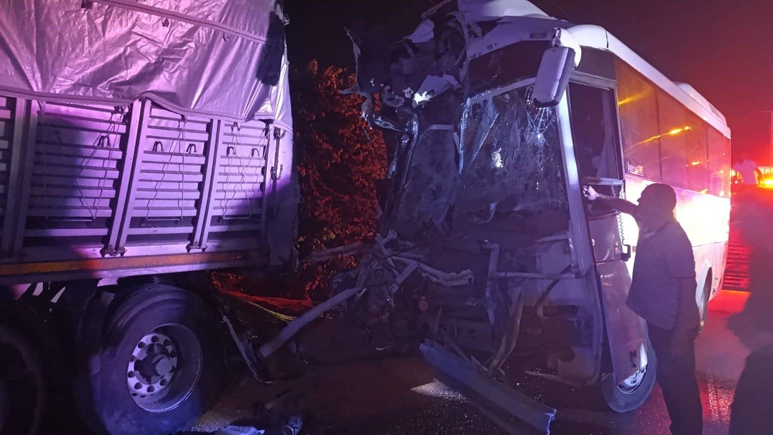 Manisa Turgutlu’da işçi servisi ile TIR çarpıştı: 5’i Ağır 20 Yaralı