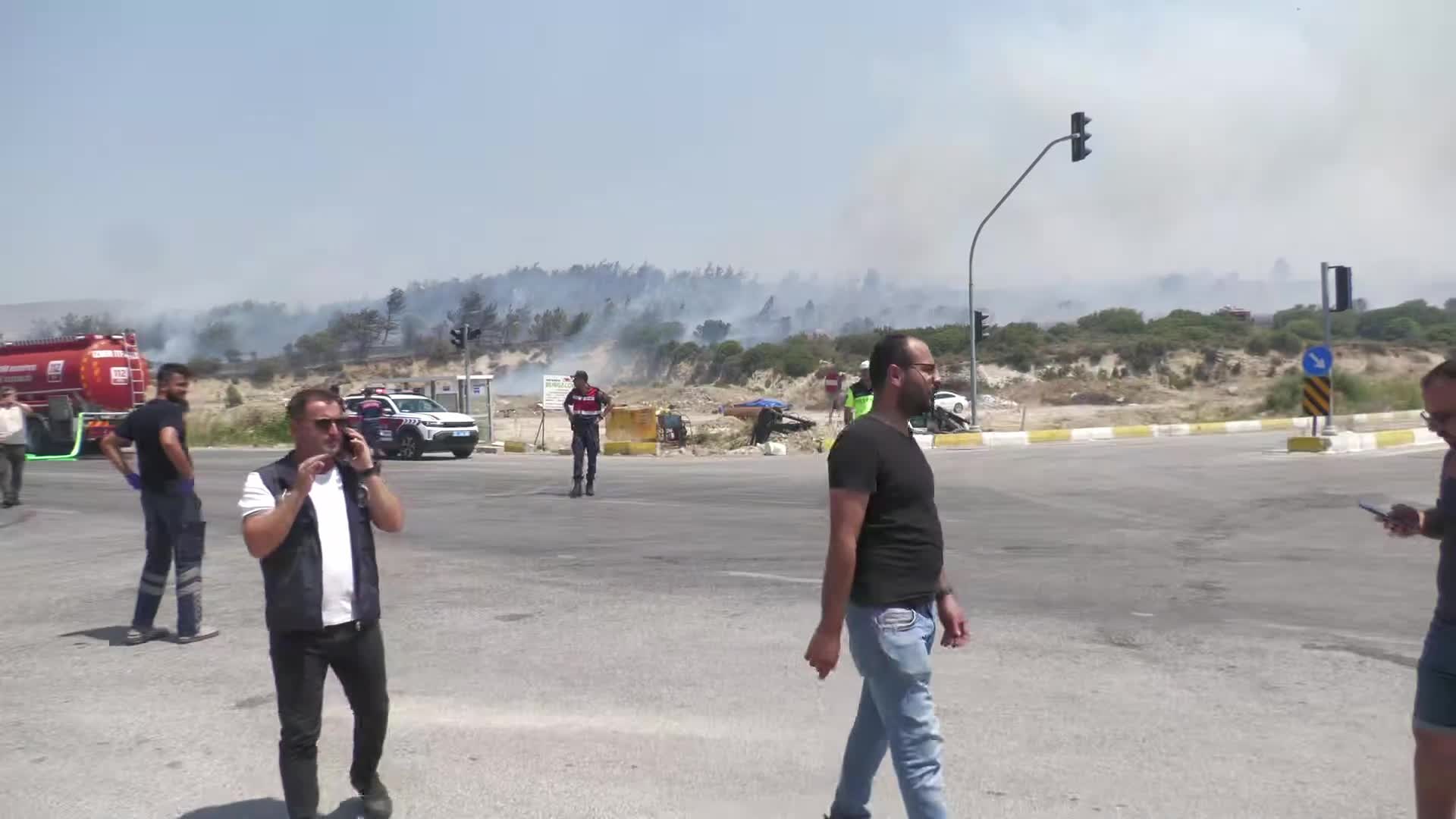 Foça’daki orman yangınına havadan ve karadan müdahale sürüyor