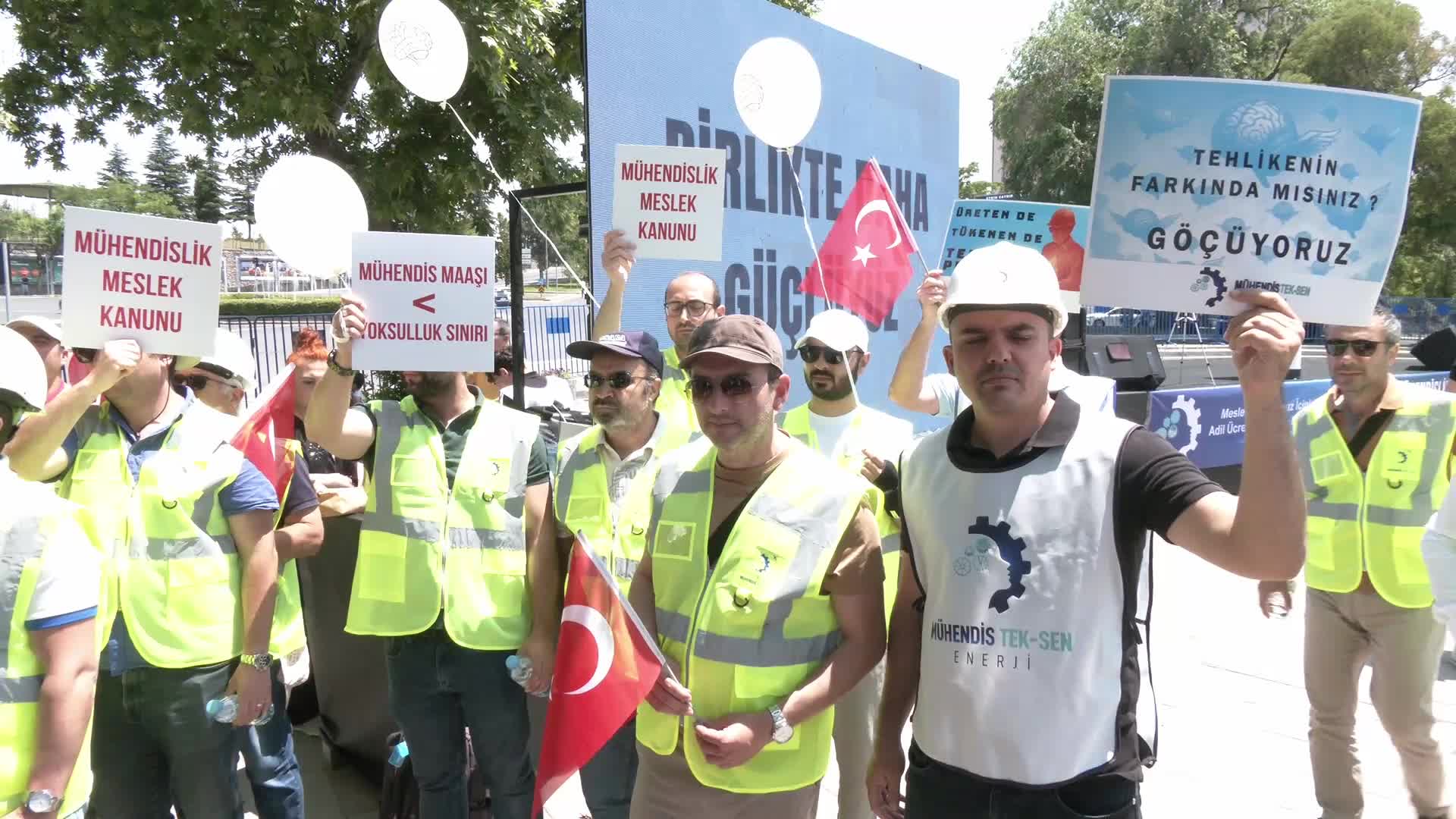 Kamu çalışanları sokaklara çıkmaya başladı: Ankara'da kamuda çalışan işçiler eylemdeydi
