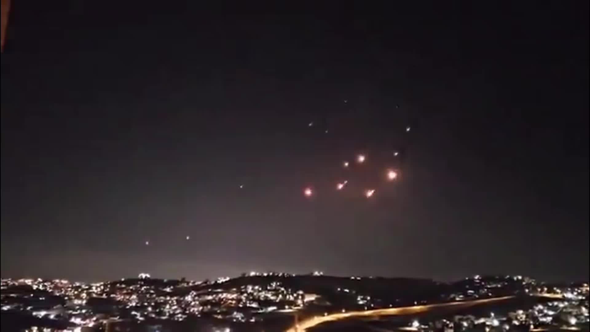 İran, İsrail'e yönelik misilleme saldırılarına başladı