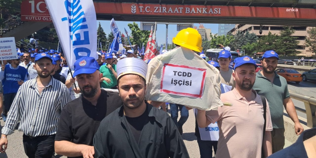 TÜRK-İŞ'e bağlı işçiler  Hazine ve Maliye Bakanlığı'na tabut ve baret bıraktı