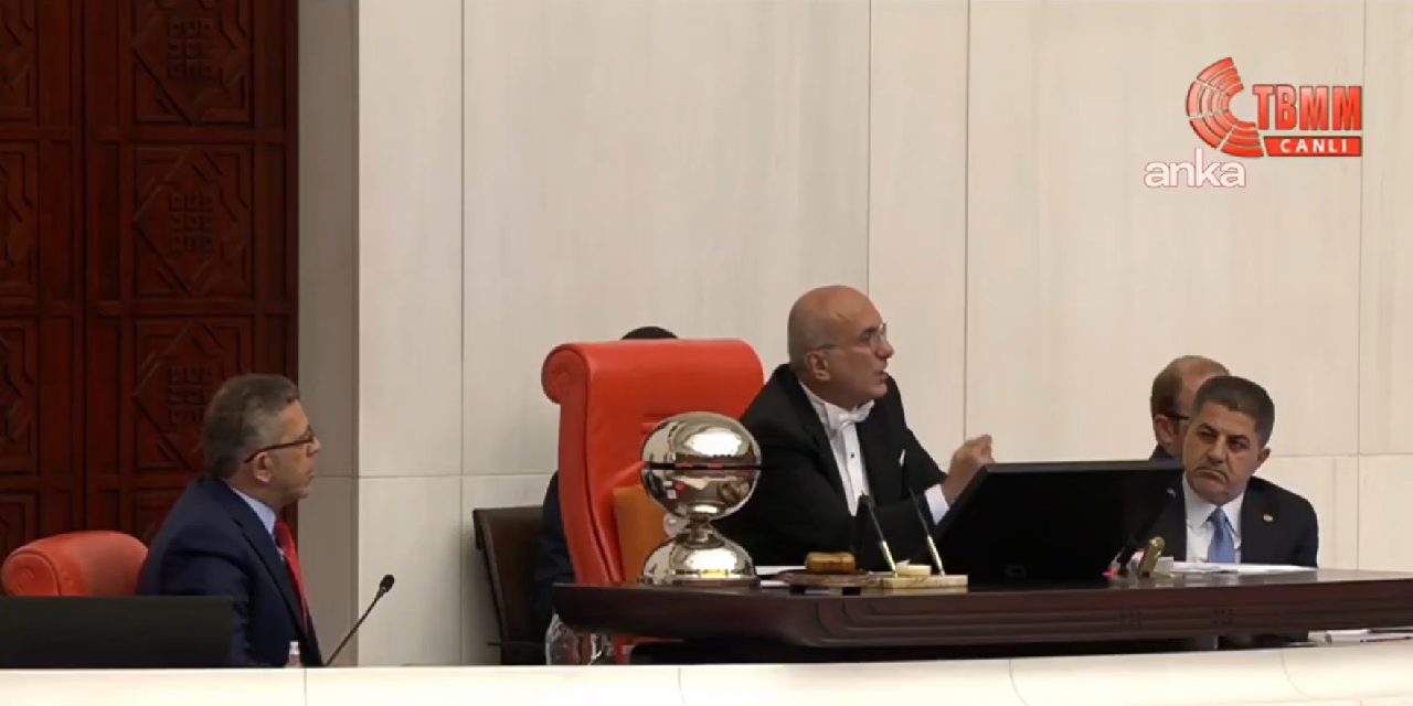 TBMM'de büyük gerilim! Katip Üyesi Öztürk, Divan kürsüsüne vurdu: Birleşime ara verildi