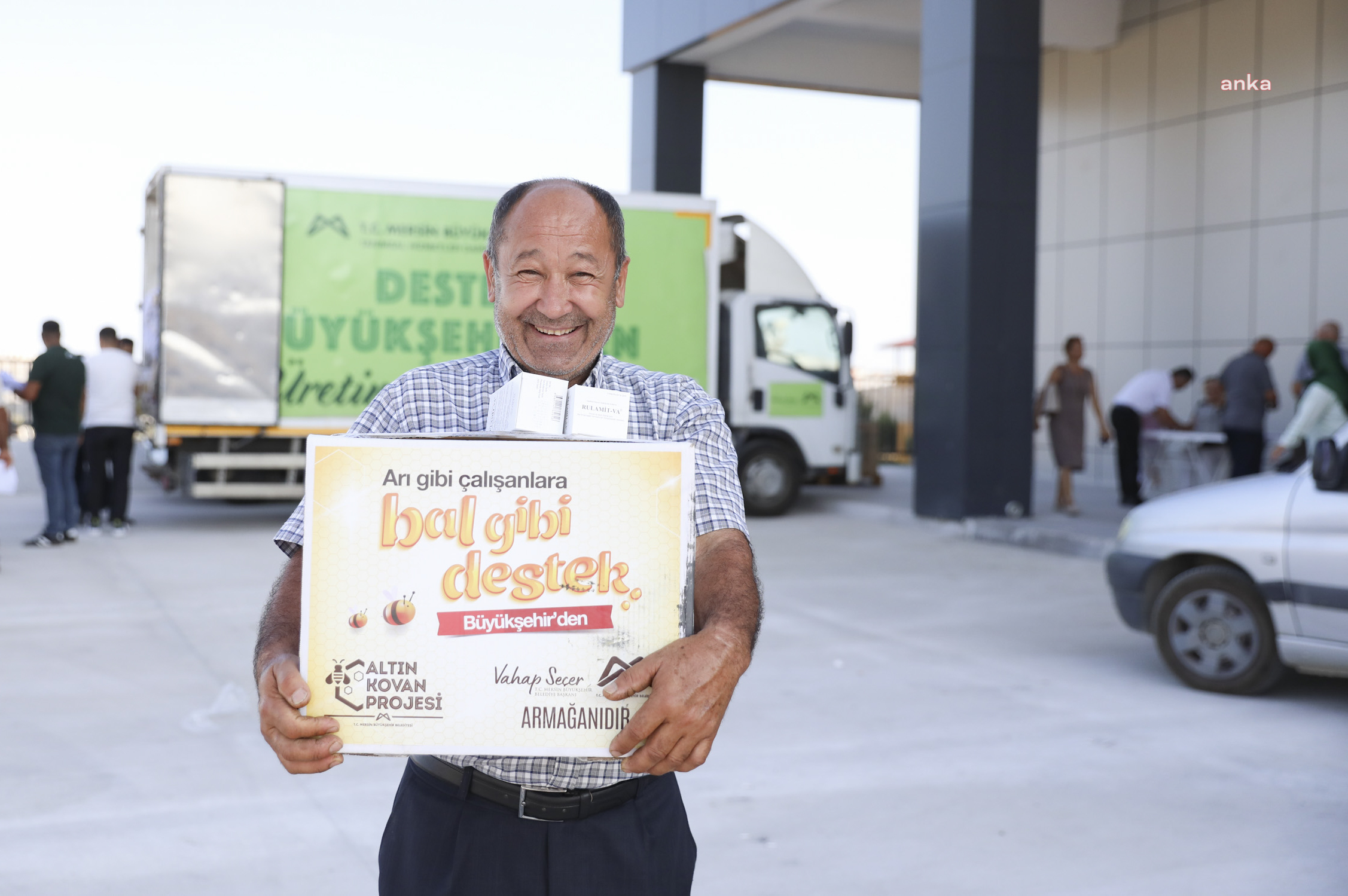 Mersin Büyükşehir Belediyesi'nden 13 ilçedeki bin arı yetiştiricisine ekipman desteği
