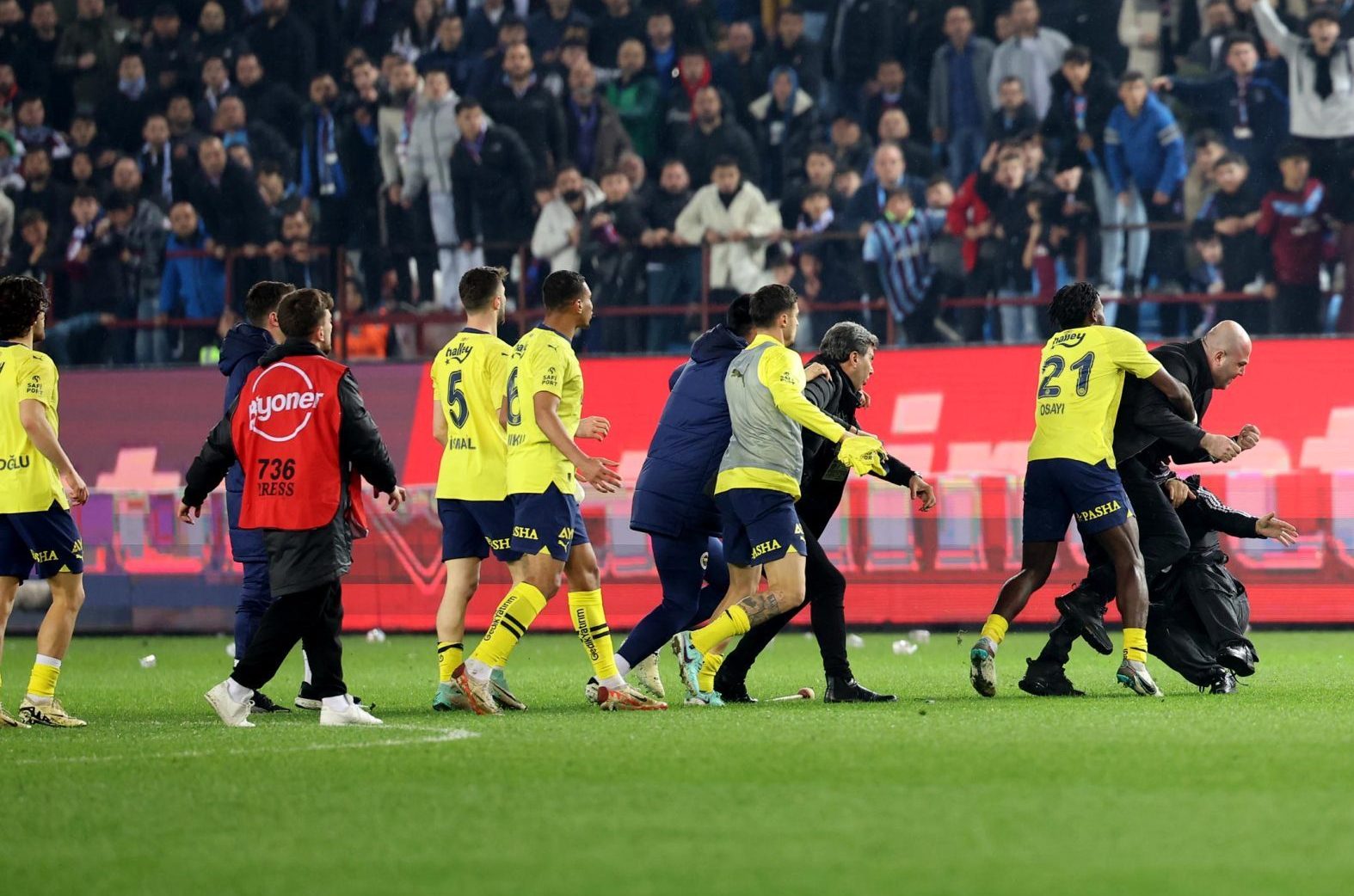 Trabzonspor- Fenerbahçe maçında sahaya giren 5 holigan hakkında karar verildi