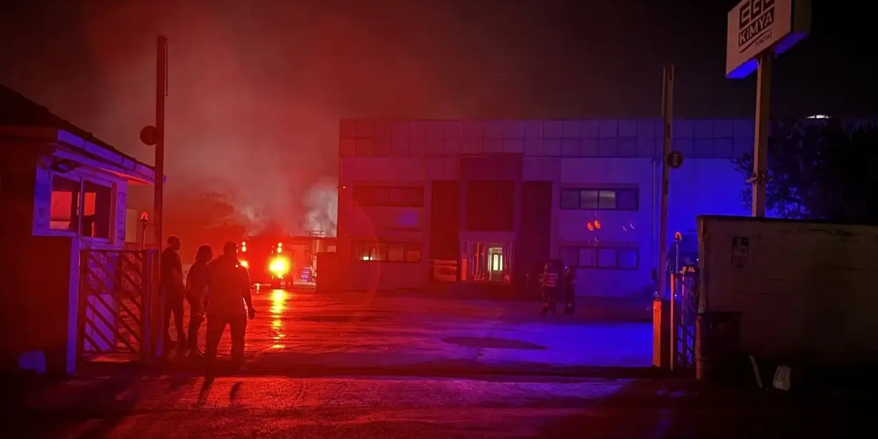 İzmir’de korkutan yangın: Kimya fabrikasını alevler sardı