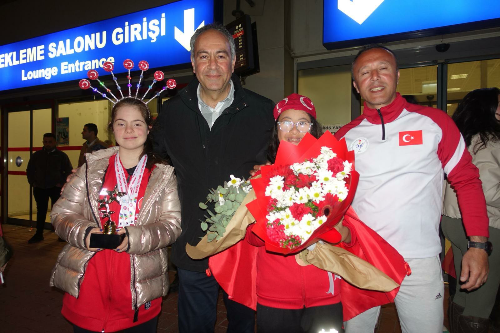 Down Sendromlular Olimpiyat Oyunları'nda şampiyon olan Nilsu ve Selin Naz'a Adana'da çiçekli karşılama