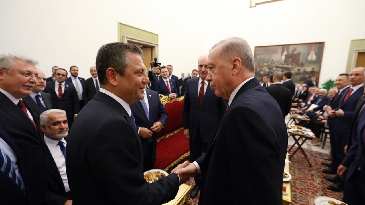 Özgür Özel'in işaret ettiği anket ortaya çıktı: CHP yüzde 40'ı aştı, AKP ile fark 6 puanı geçti