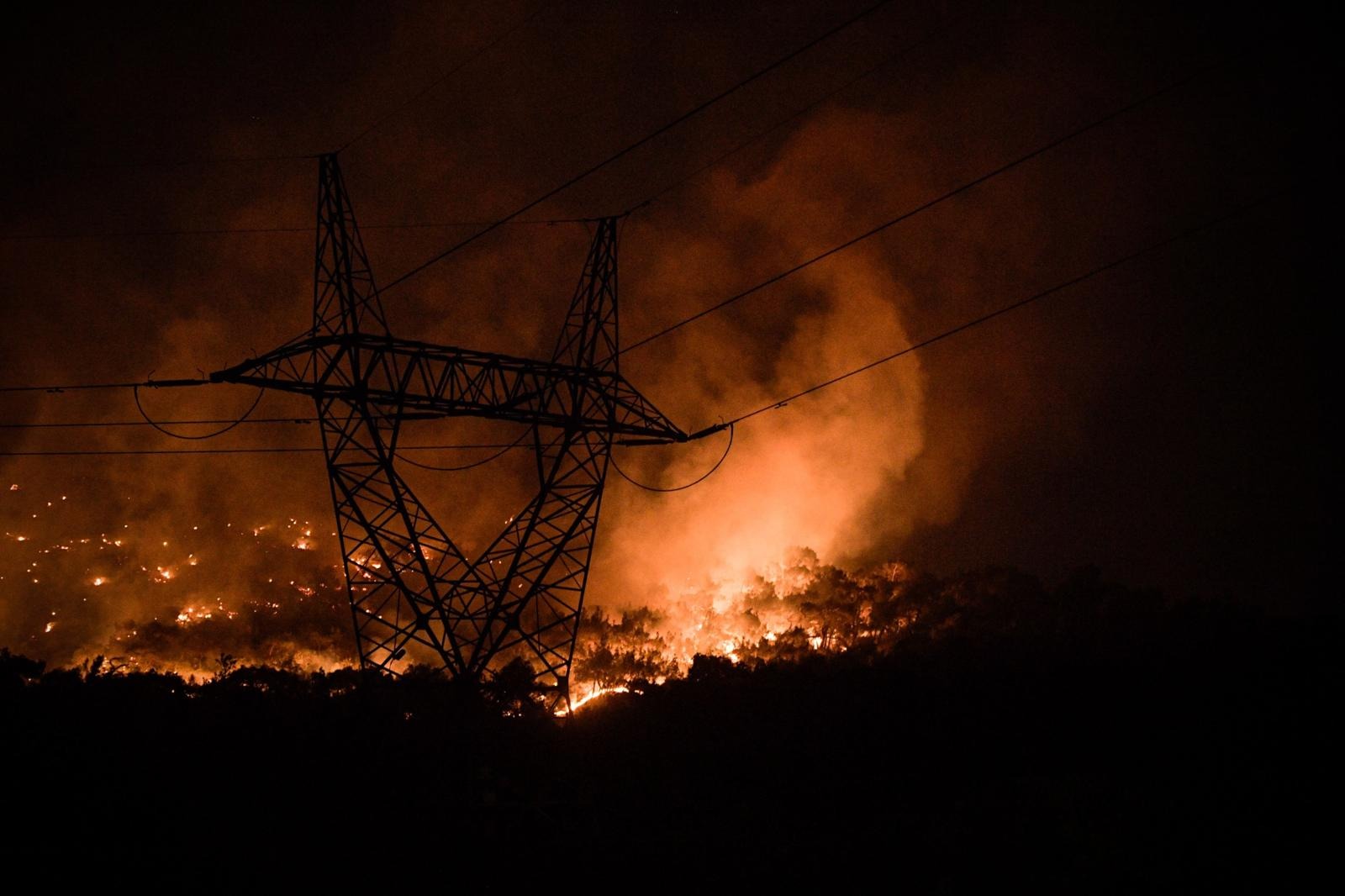 Aliağa ve Foça’daki yangın söndürüldü, Ilıpınar halkı evine dönüyor