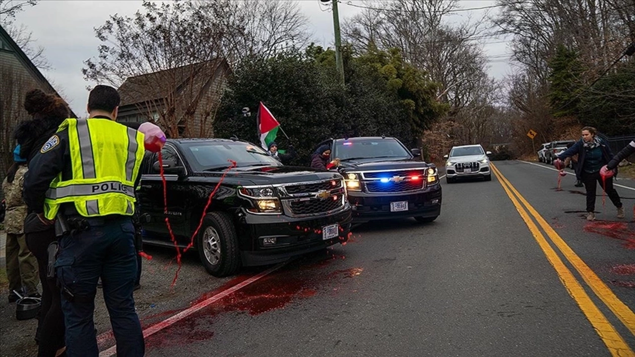 ABD'de Blinken'a Gazze protestosu: Aracına dökülen kanı temsilen kırmızı boya attılar