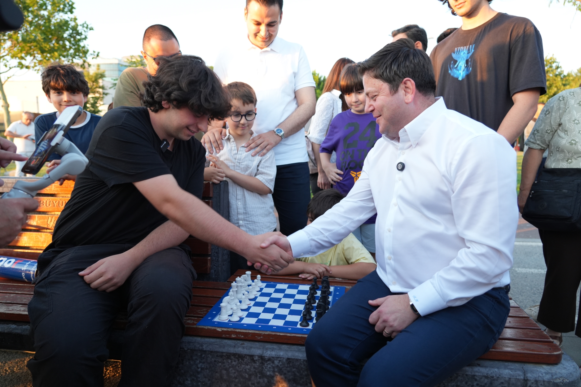 Kadıköy'de satranç oynadığı için tehdit edilen gençlerle dayanışma