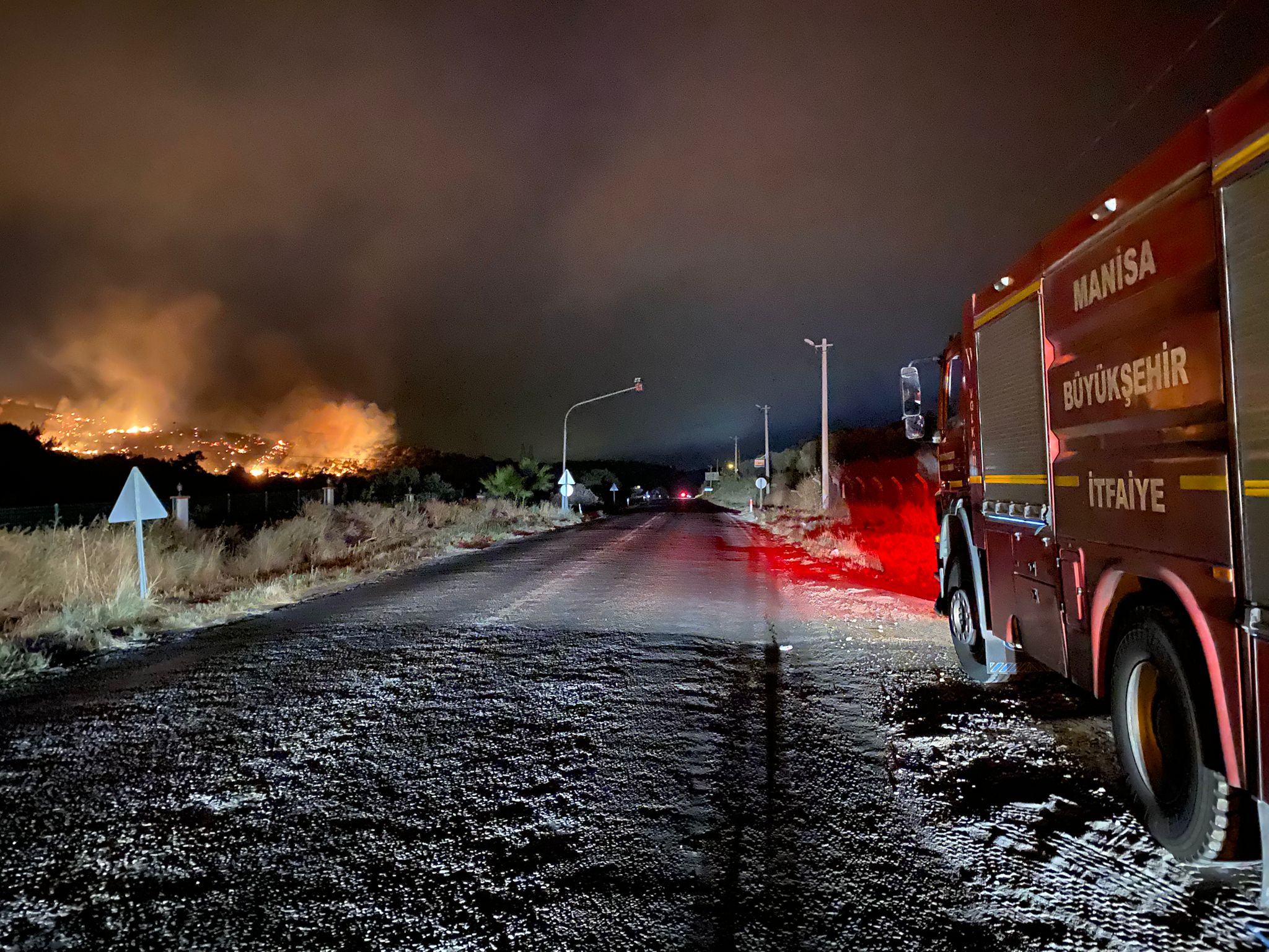 Manisa Büyükşehir’den Foça ve Aliağa’daki yangınlara destek
