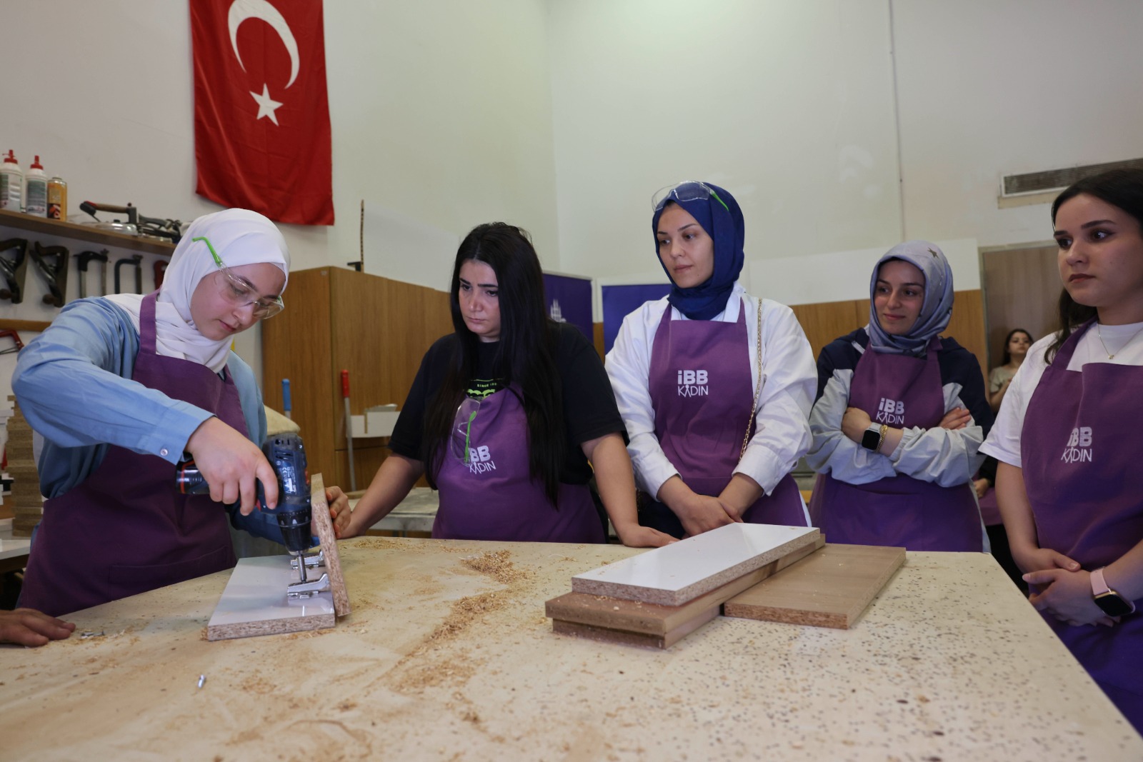 İBB’den kadınlara marangozluk eğitimi: “Evimin ustası olabilirim”