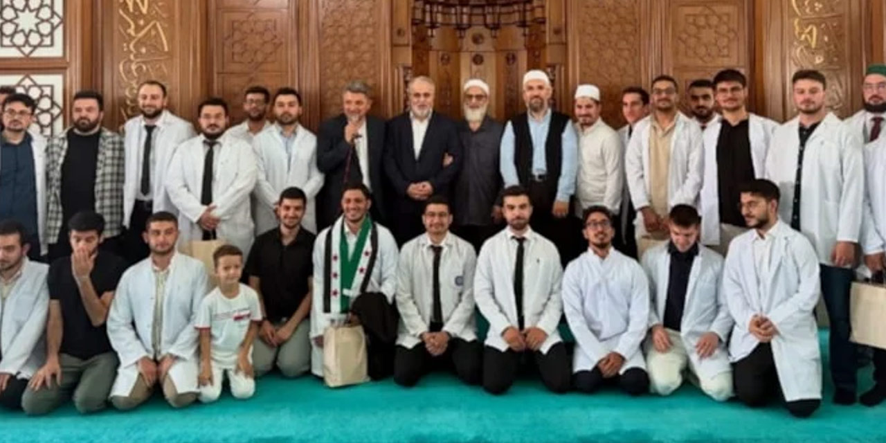 Tıp fakültesinden mezun oldular, mezuniyet törenini camide yaptılar