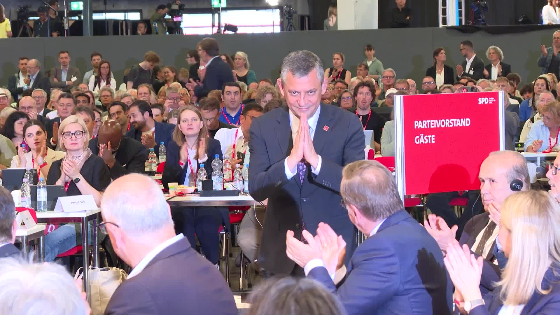 Özgür Özel Berlin’de düzenlenen SPD Kongresi’nde ayakta alkışlandı