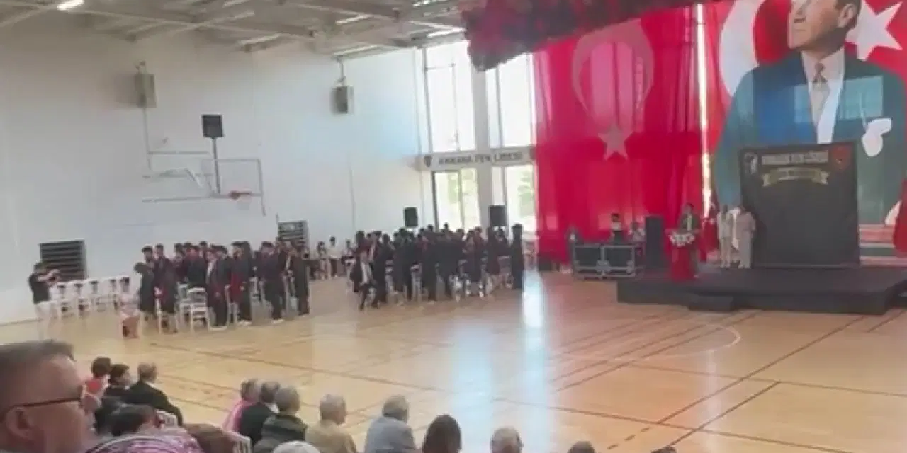 Ankara Fen Lisesi'nde öğrencilerden protesto: Okul müdürüne sırtlarını döndüler