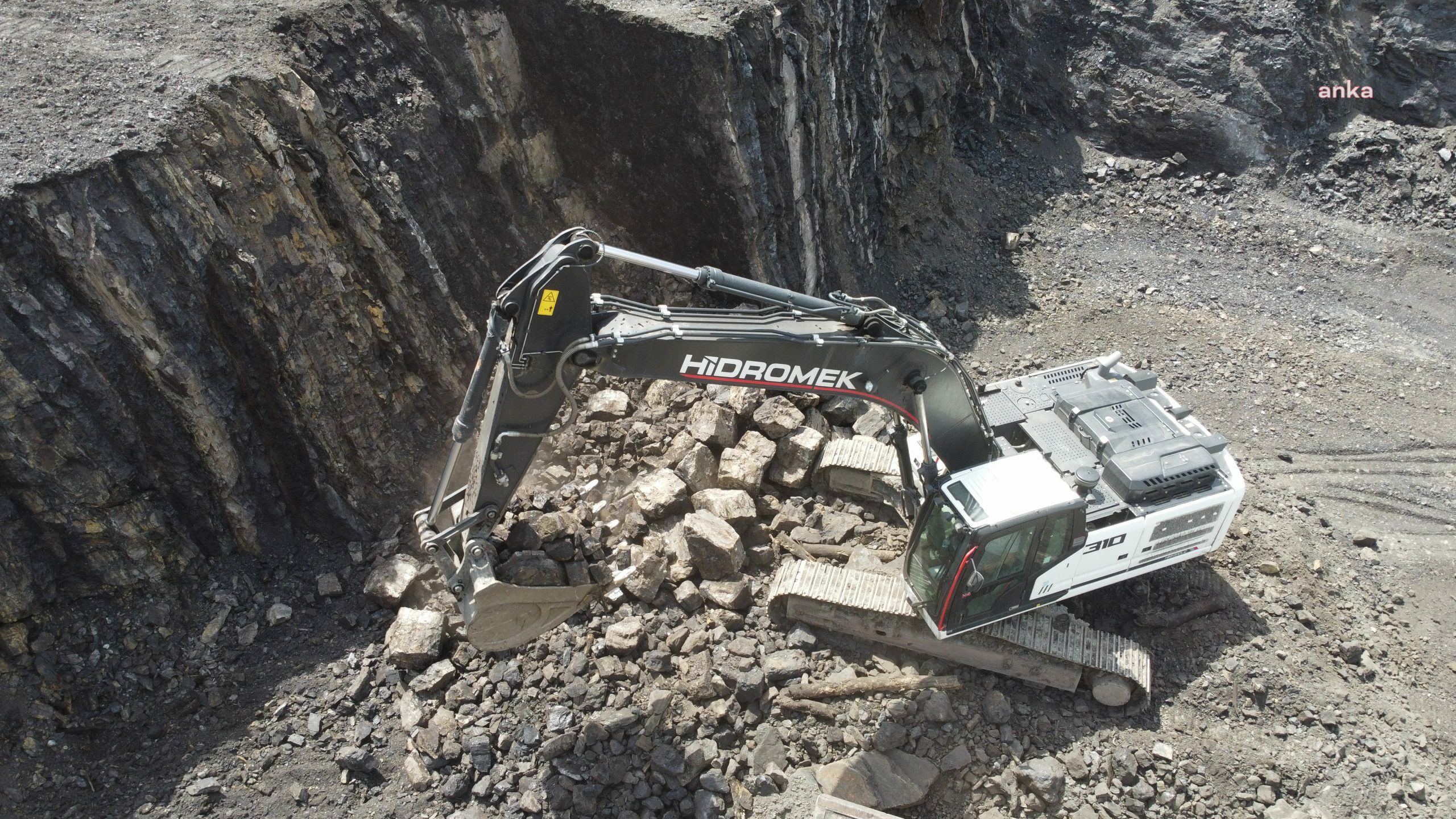 Oltu'da taş ocağında göçük... 3 işçi göçük altında kaldı