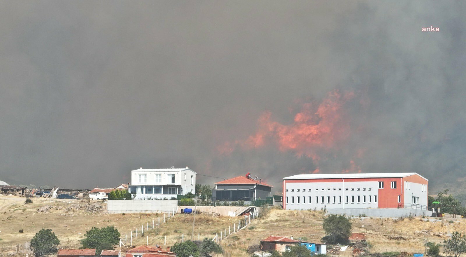 Akhisar yangınında tahliye edilen vatandaşlar yurtlara yerleştirildi