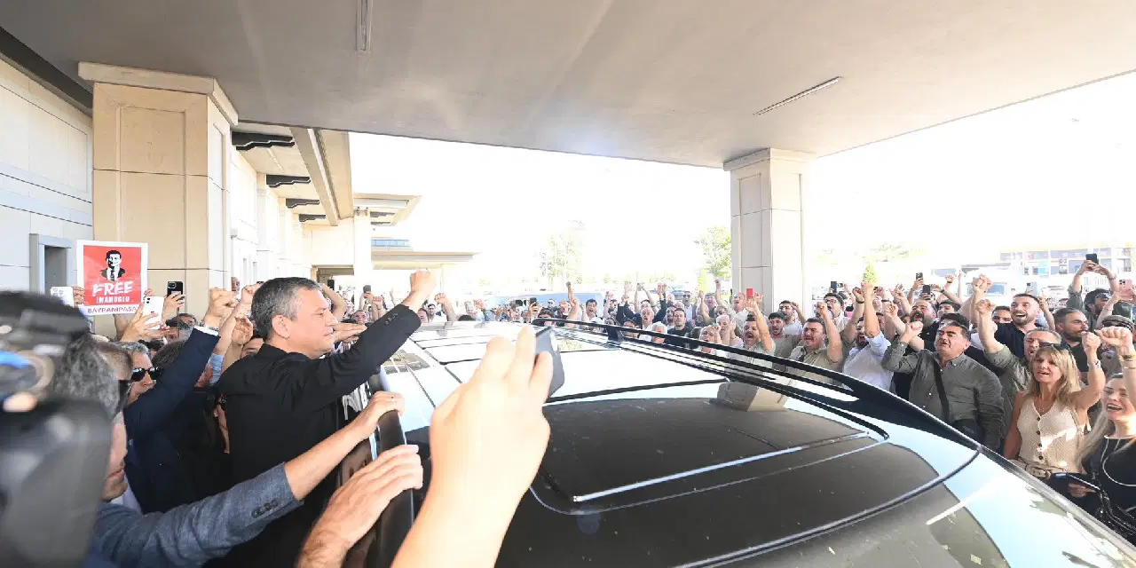 Yurt dışı temaslarını tamamlayan Özgür Özel'i İstanbul Havalimanı’nda partililer karşıladı