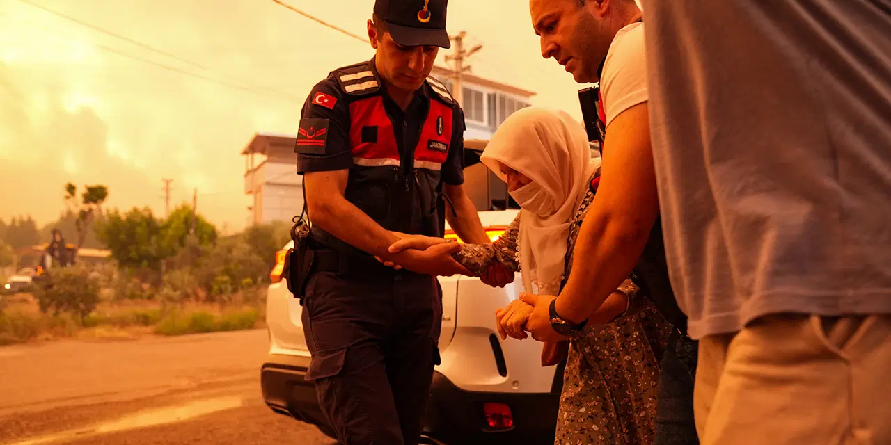 İzmir'de rüzgarın etkisiyle yangın büyüdü! Yurttaşlar diken üstünde; evlerin tahliyesine başlandı