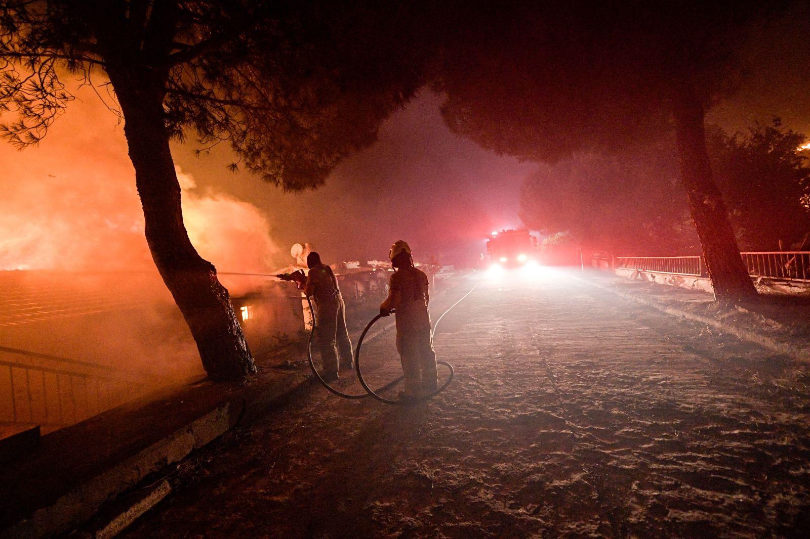 Ekipler Doğanbey’de alevleri durdurdu: 20 ev yandı, yüzlercesi kurtarıldı