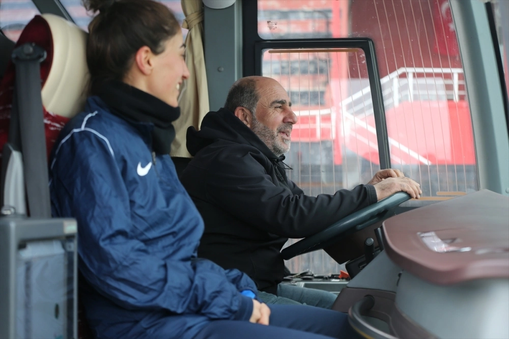 Hakkari Yüksekovalı kadın futbolculardan takım otobüsünün şoförüne hoş sürpriz
