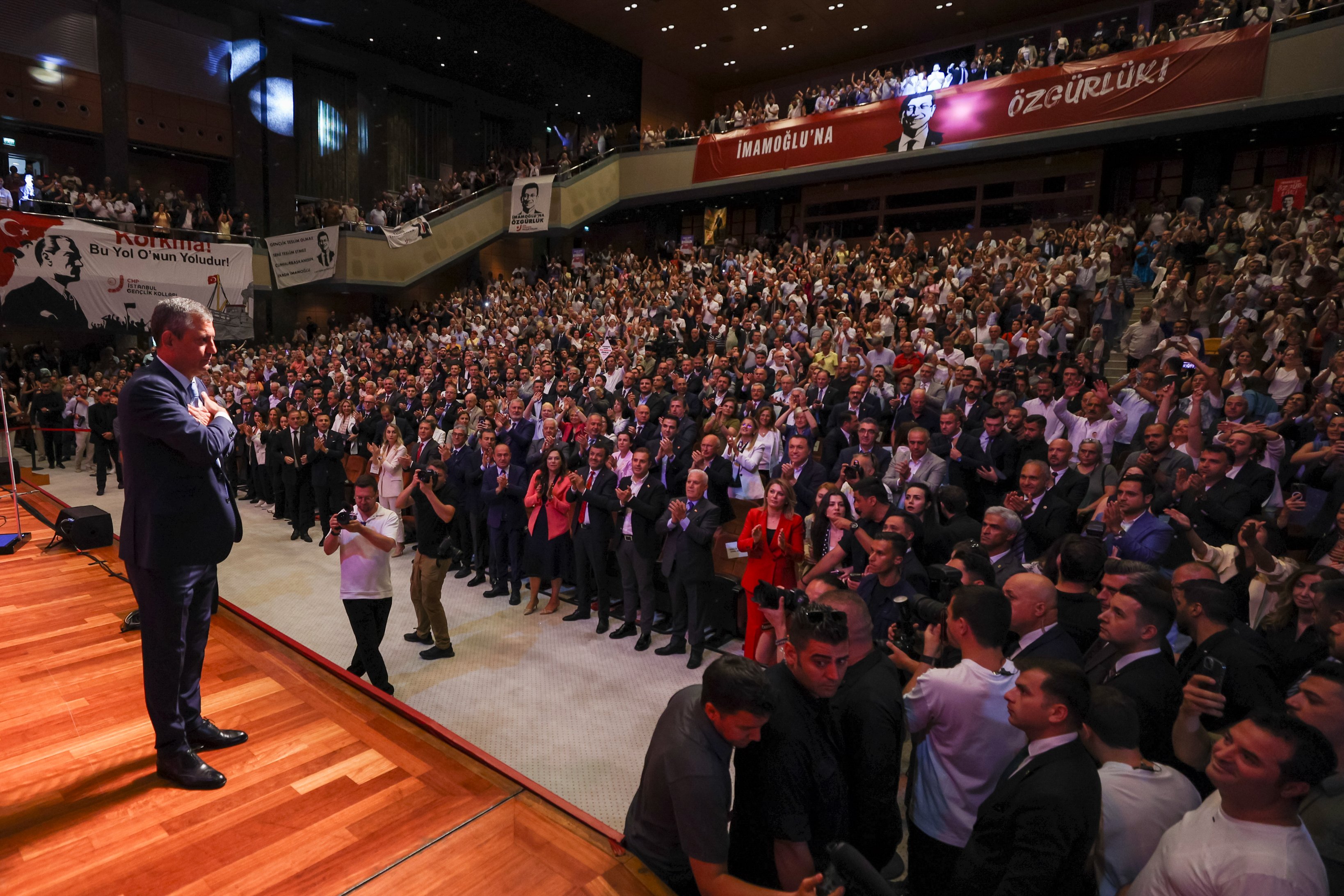 CHP, "Demokrasi ve adaletin 100. KARA gününde" toplandı: Özgür Özel'den LeMan Dergisi açıklaması