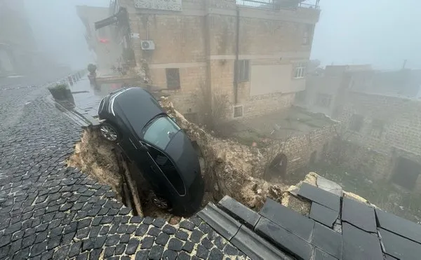 Asfalt yol çöktü, otomobiller tarihi evin bahçesine düştü