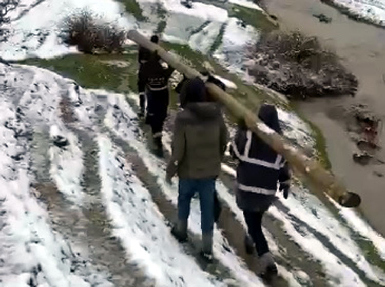 Elektrik direğini 2 kilometre sırtlarında taşıyıp köye elektrik götürdüler