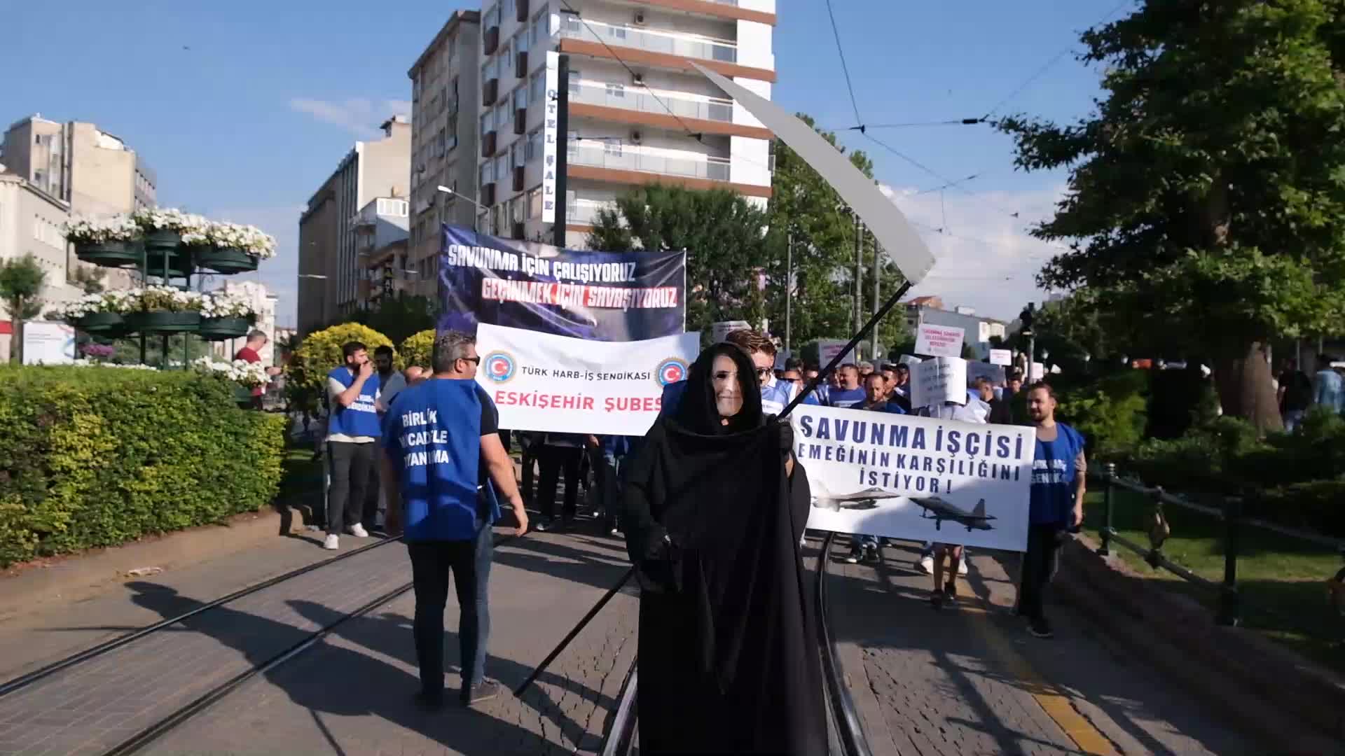 Eskişehir’de kamu işçileri Azrail kostümü ve tabutla sokaklarda