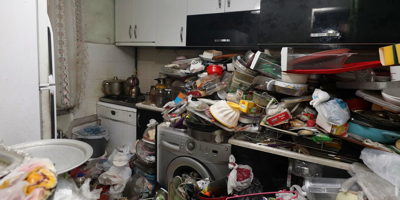 Bir evden 3 kamyon çöp çıktı