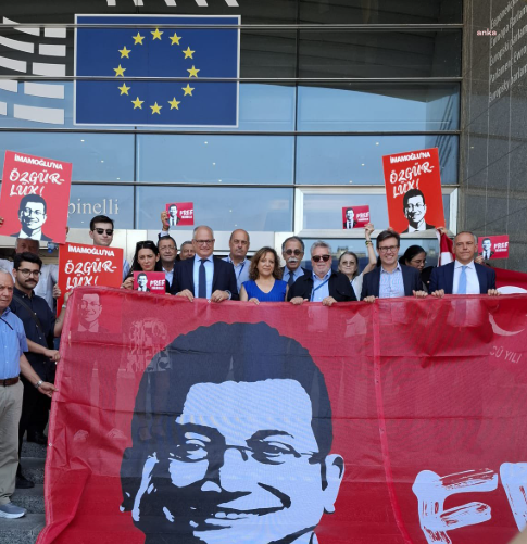 Brüksel'den İmamoğlu'na destek: Parlamento binası önünde 'Free İmamoğlu' pankartı açıldı