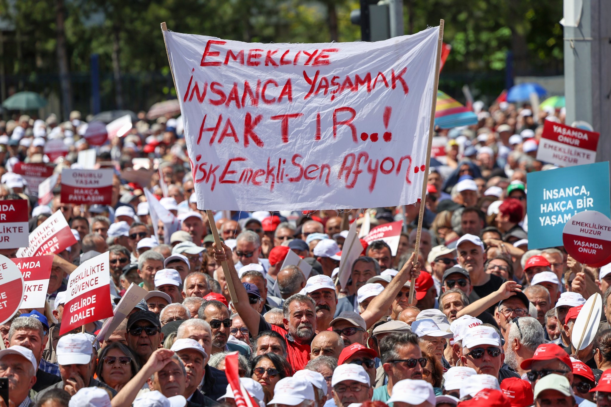 Emekli ve memura zam oranı belli oldu: Enflasyon farkı açıklandı