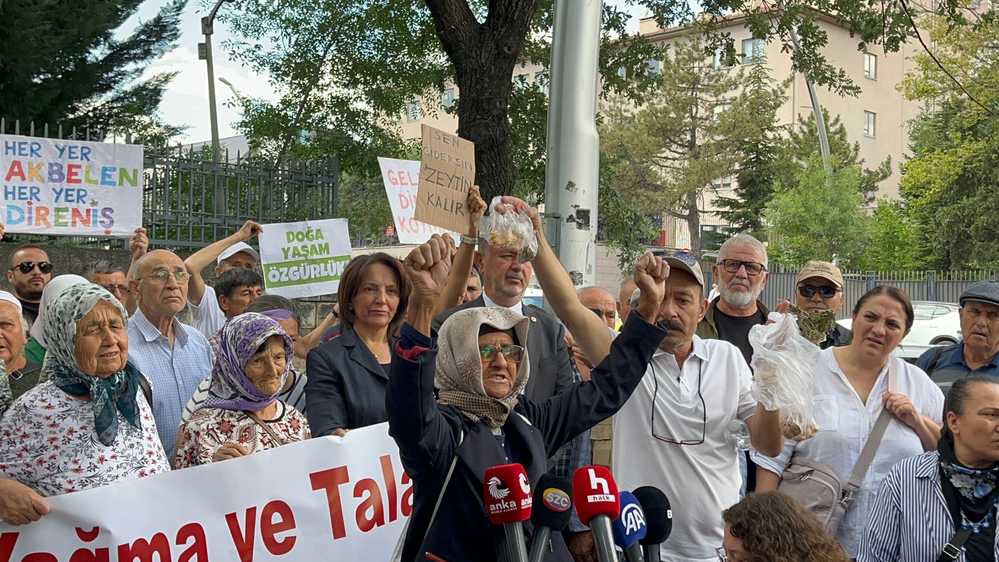 Köyünden çıkıp Meclis'e gelen Hatice Nine, maden şirketlerine meydan okudu: Bir kilo altına bir avuç toprağımı değişmem!