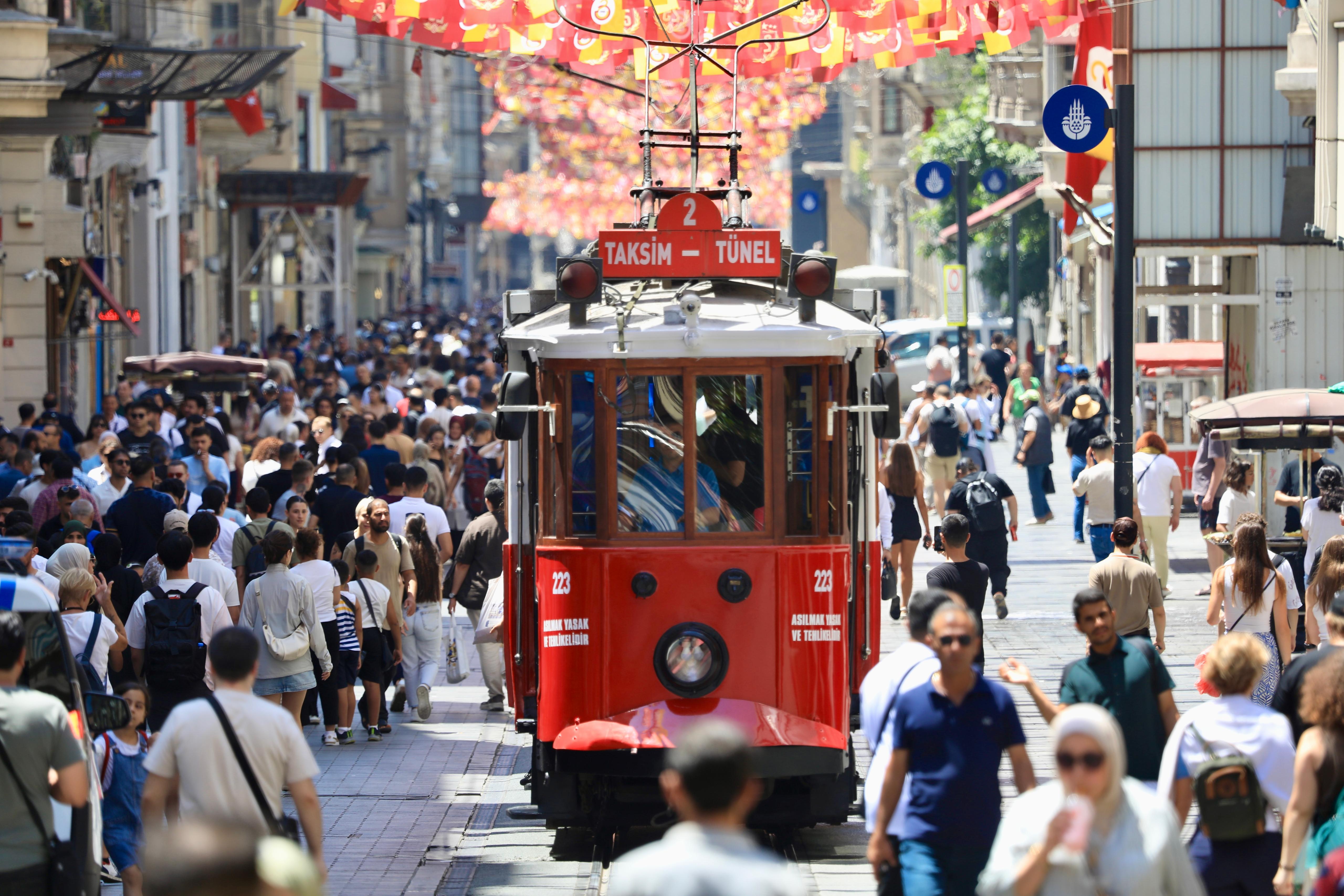 İstiklal Caddesi’nin simgesi 97 yıllık nostaljik tramvay yenilendi
