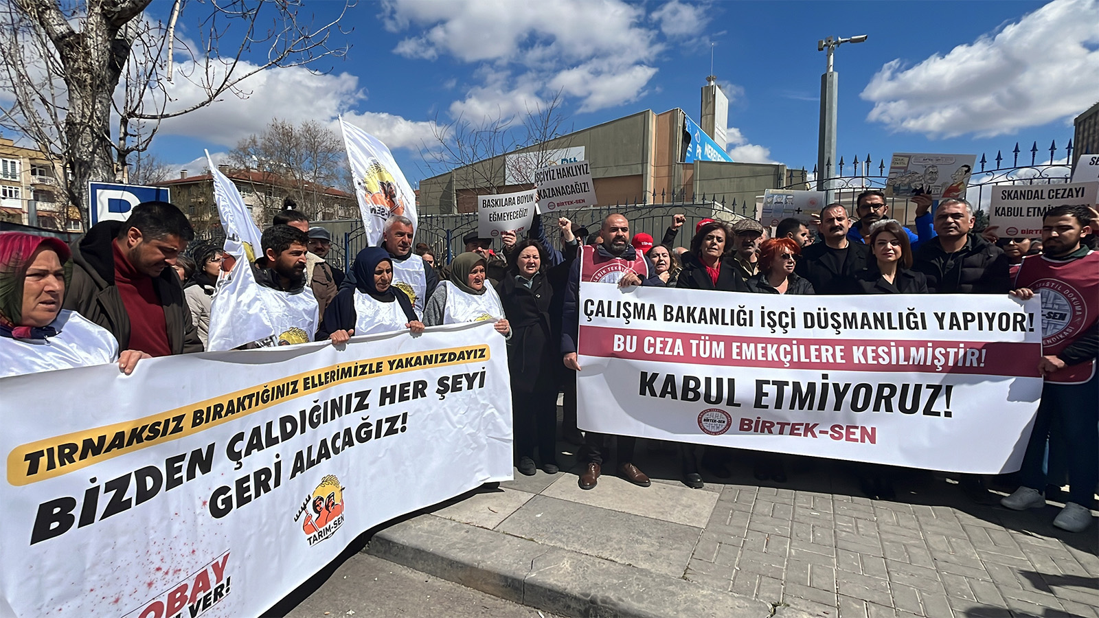 1.5 milyon lira ceza kesilen BİRTEK-Sen'den bakanlık önünde protesto: Bu cezanın Türkiye tarihinde örneği görülmemiştir