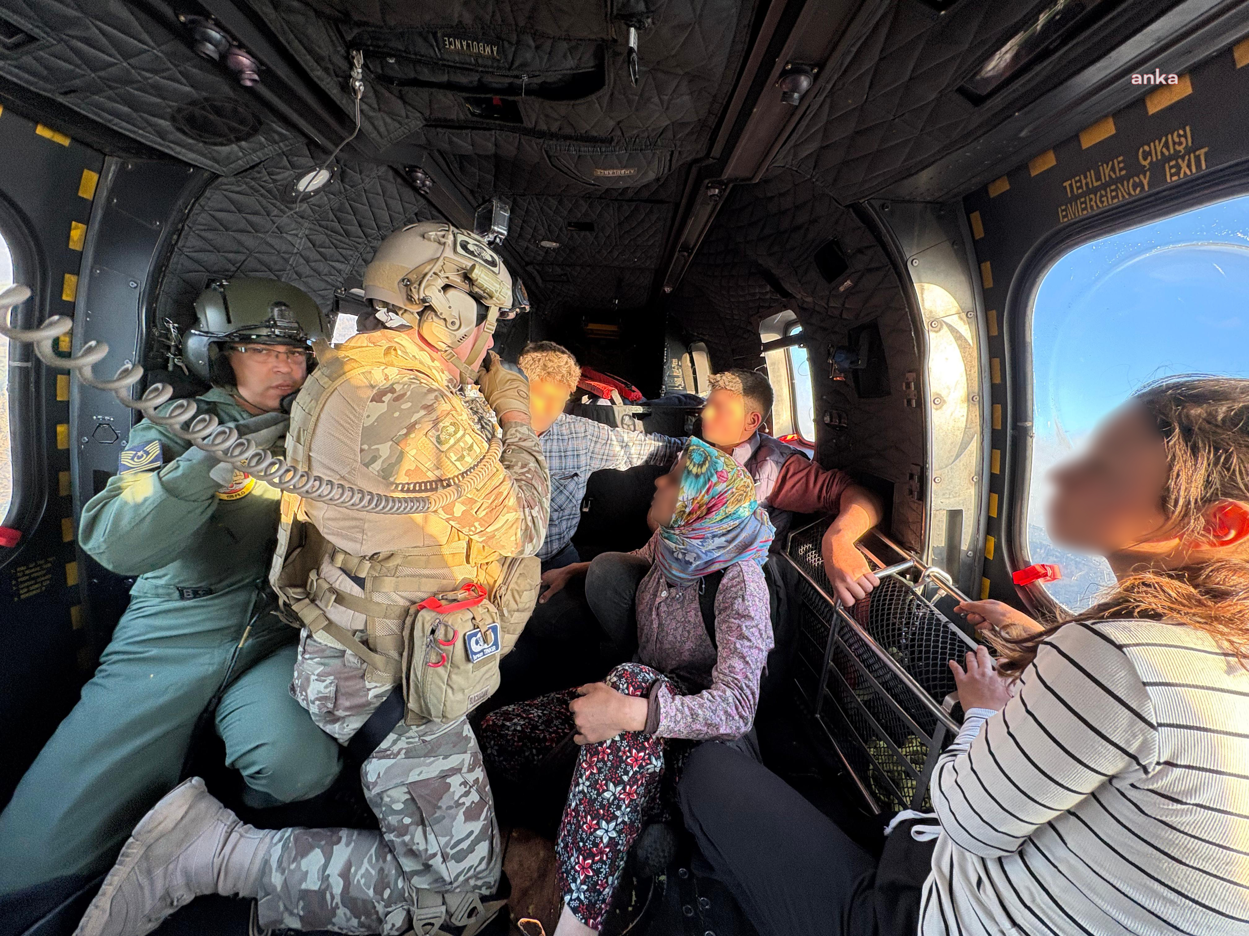Ödemiş'te çıkan yangında mahsur kalan 4 kişilik aile, Hava Kuvvetleri Komutanlığı tarafından kurtarıldı