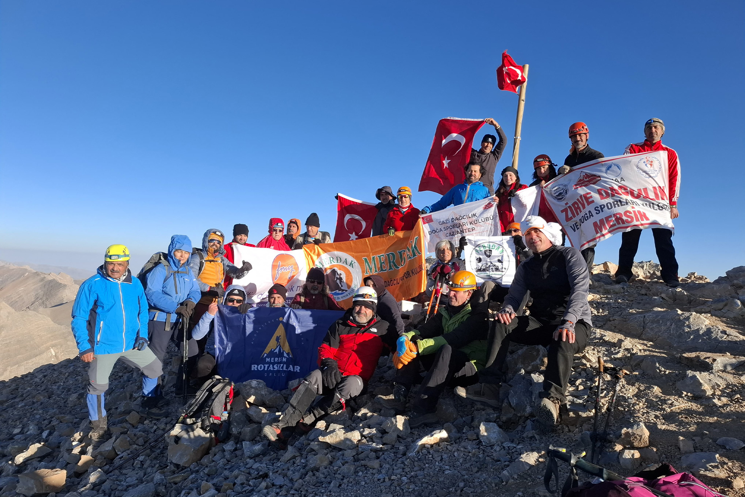 Medetsiz Zirvesi'ne tırmandılar, hem doğayı hem tarihi yaşadılar