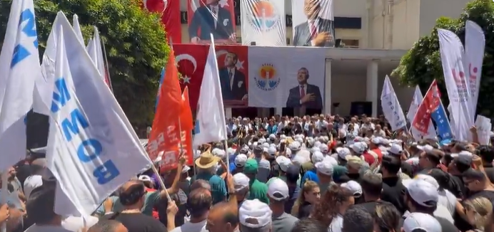 Adanalılar belediye önünde toplandı: “Zeydan Karalar yalnız değildir”