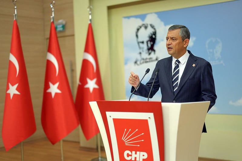 Özgür Özel Erdoğan'ı uyardı: Halk sandığı korur siz de Mısır'daki gibi TV'lerden meydanları izlersiniz