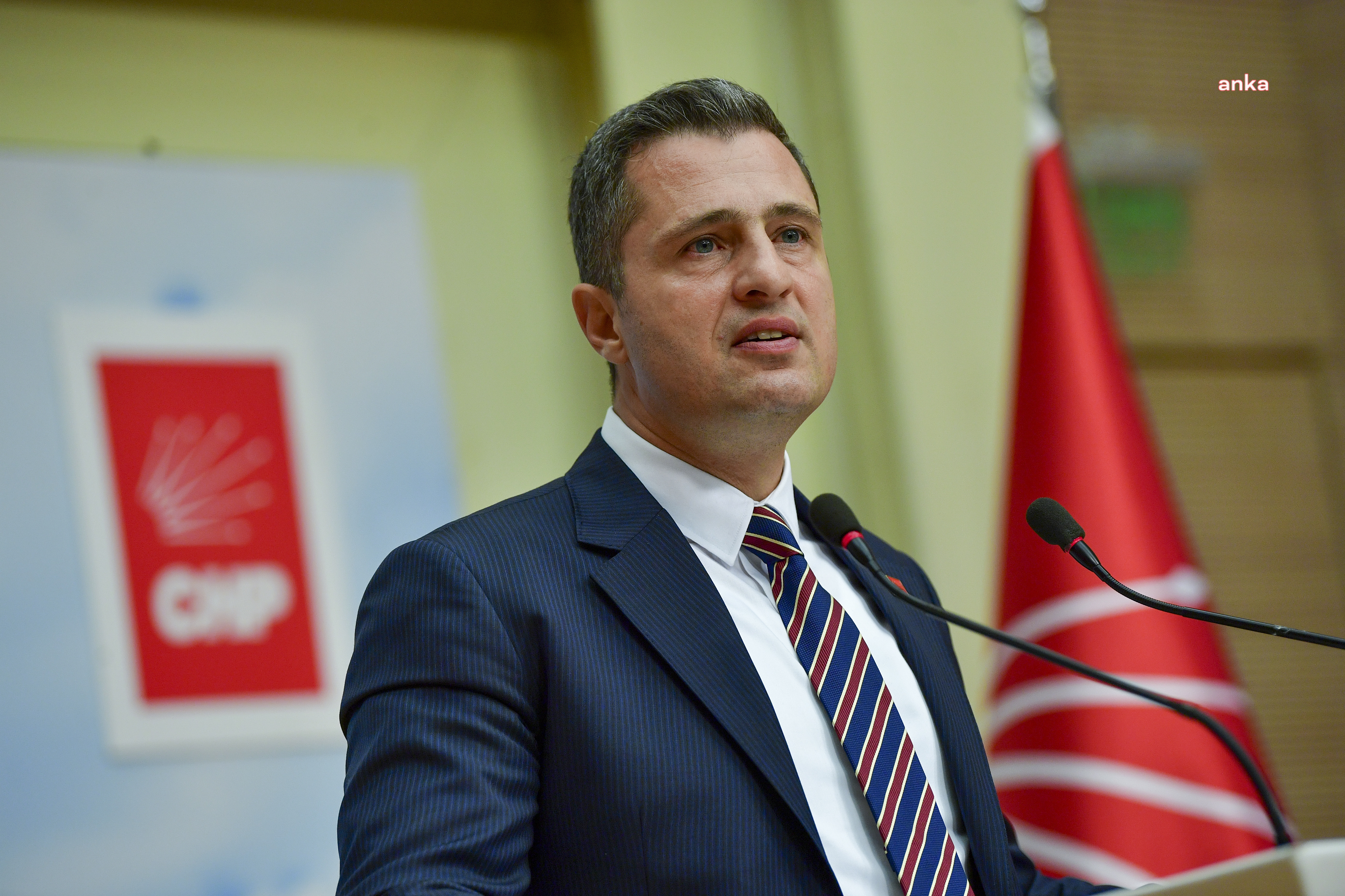 Deniz Yücel'den Ömer Çelik'e: "2 Kasım'da sandığa gelecek cesaretiniz var mı?"